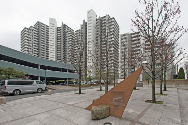 敷地内は遊歩道と車道を分離。お子さま連れの散歩も安心です。 敷地内は遊歩道と車道を分離。お子さま連れの散歩も安心です。