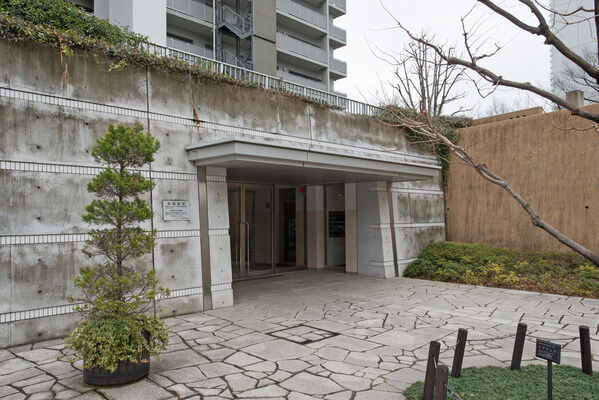 下階にメインエントランス、上階にサブエントランスを設けた2層構成のエントランス。 下階にメインエントランス、上階にサブエントランスを設けた2層構成のエントランス。