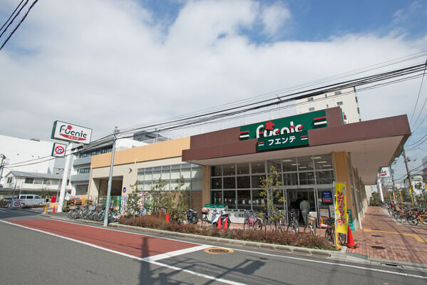 品揃え豊富な「東武ストア フエンテ下丸子店」まで約120m(徒歩2分)。 品揃え豊富な「東武ストア フエンテ下丸子店」まで約120m(徒歩2分)。