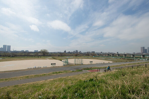 多摩川河川敷に広がる大運動場「多摩川ガス橋緑地」まで約80m(徒歩1分)。 多摩川河川敷に広がる大運動場「多摩川ガス橋緑地」まで約80m(徒歩1分)。
