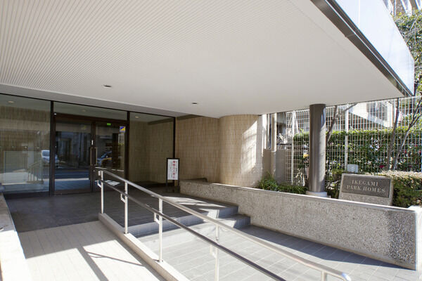 風格を感じる、バリヤフリーのゆとりあるエントランス。