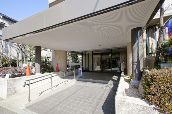 手入れされた植栽が印象的な、清潔感のある風格高いエントランス。