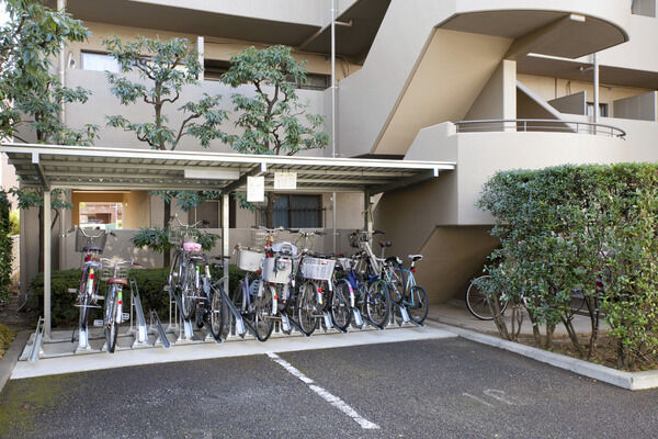 敷地内3箇所に設置されている駐輪場は、55台収容。