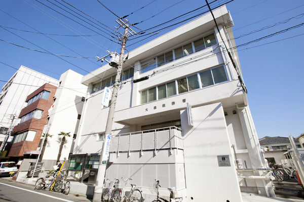 「大森税務署」は、約60m（徒歩1分）。「大田中央七郵便局」が隣接。