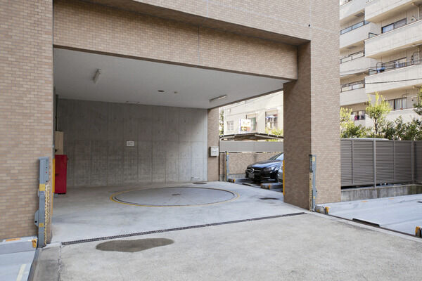 敷地内には、42台収容の機械式駐車場を設置。