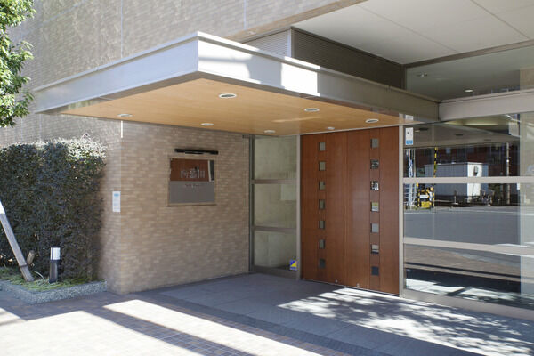 木製のドアを開けた先には、ナチュラル感あふれる安らぎの空間が広がります。