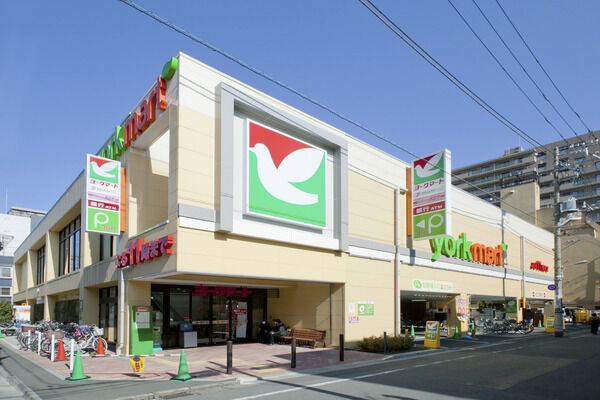 「ヨークマート・東矢口店」は、約200m(徒歩3分）。