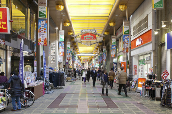蒲田駅西口「サンライズ商店街」。毎日の暮らしに役立つ大型商店街。