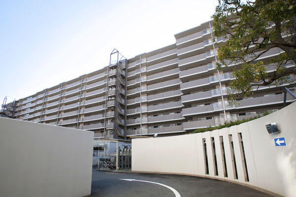 【フェア・コート多摩川】歩行者と自動車、自転車、バイクの動線を分け、安全にも配慮。
