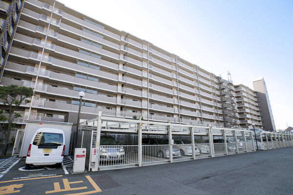 中型・大型用と分かれている151台収容の機械式駐車場を設置。