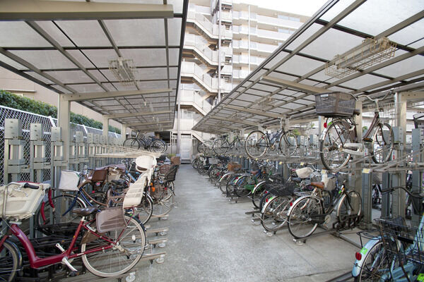 緑あふれる遊歩道を抜けた先には、駐輪場を2箇所設置。