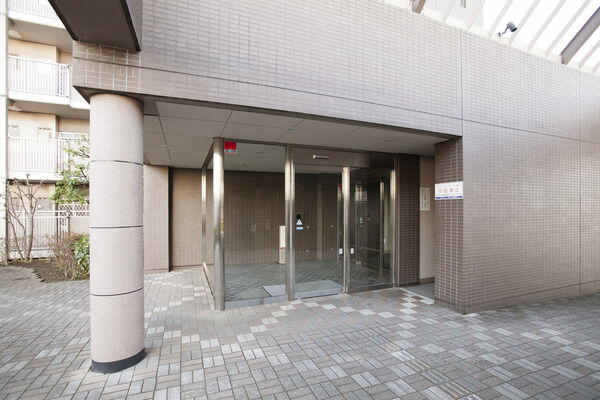 エントランス内はオートロック・システムを採用。