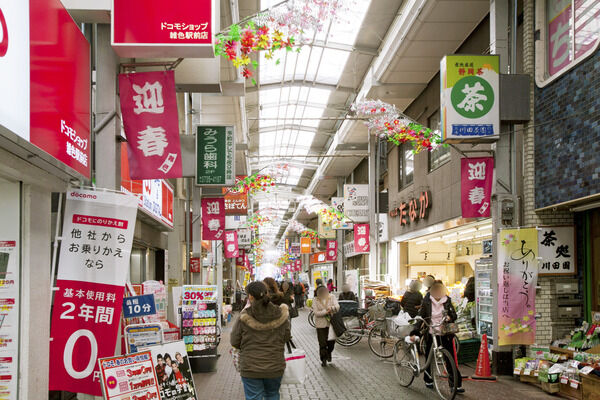 「雑色商店街」は、約300m（徒歩4分）。