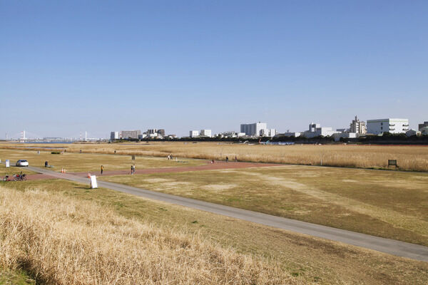 「多摩川緑地運動場」は、約1,260m（徒歩16分）。