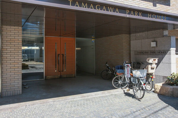 大理石貼りの広々としたエントランス。		