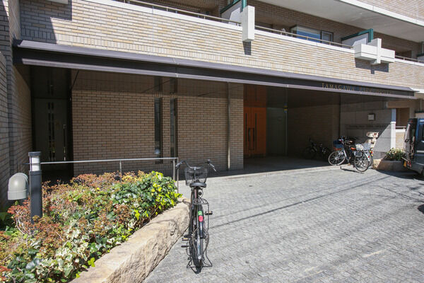 マンションでは珍しい、大型キャノビー付の車寄せが設置されています。		