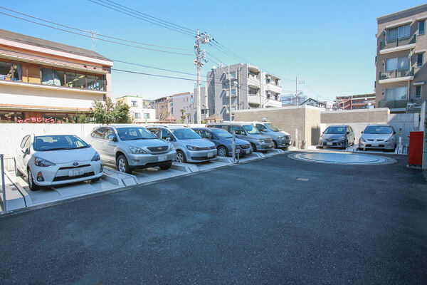 敷地内に設置されている42台分の駐車場。大型車にも対応しています。		