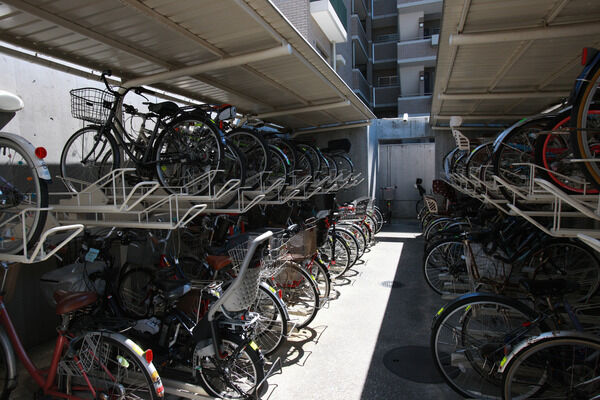 64台収容の駐輪場は敷地内に設置。