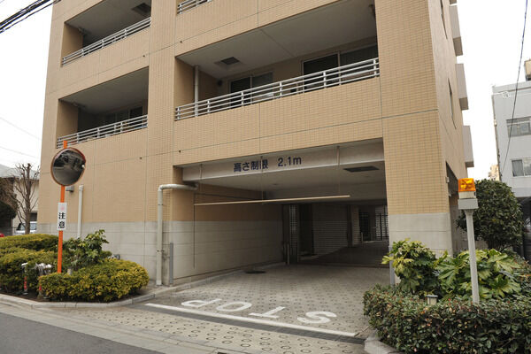 153台収容の機械式駐車場は、ゲート奥に設置。