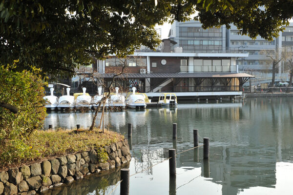 歴史ある緑豊かな「洗足池公園」は、約1,700m（徒歩22分）。