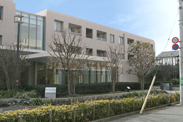 【パークハイム芦花恒春園】より格調高い環境づくりを考慮した低層3階建ての美しいフォルム。