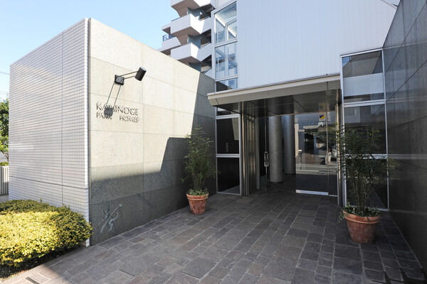 防犯にも配慮しガラスを多用。開放的な表情を見せるエントランス。		