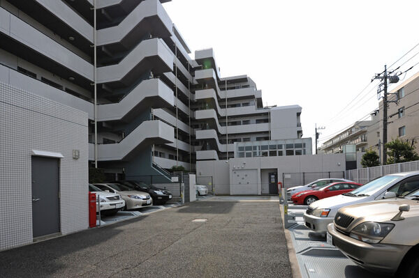 敷地内には、43台収容の駐車場を設置。