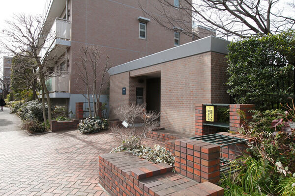 ギャラリーのように鉢植えが並ぶ弐番館アプローチ「ギャラリーゲート」への入口。