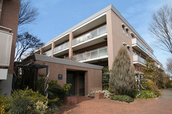 夏をテーマとした緑と花を添える参番館アプローチ「パーゴラゲート」への入口。