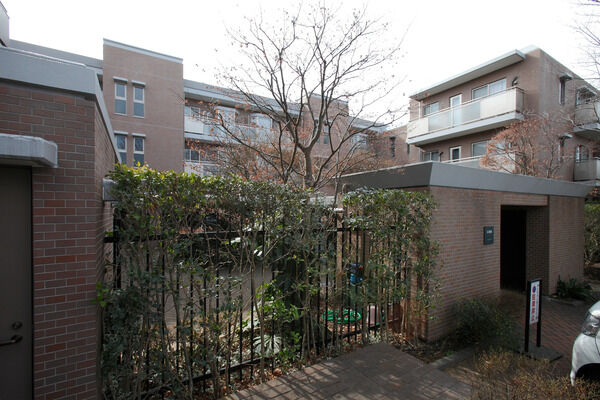 春には桜が咲き、テラスに腰掛けてお花見が楽しみな「5番館アプローチ」。