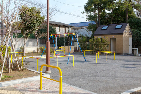 三峰神社が隣接する「三峰公園」までは、約30m（徒歩1分）。