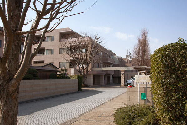 【桜丘パークホームズ】威厳と風格を持たせたエントランスゲート。