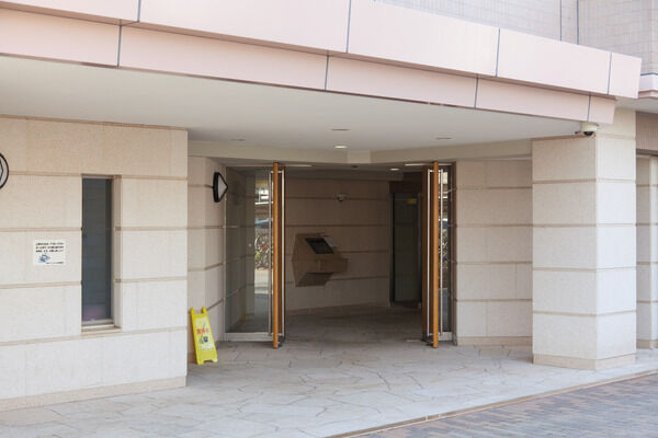 圧迫感がなくむしろ開放感さえ感じられる、落着た色合いを持たせたエントランス。