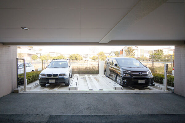 29台収容の駐車場は、機械式27台、平面式1台、身障用1台設置。