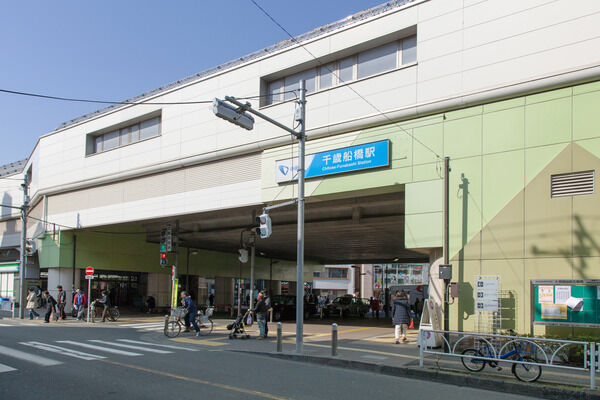 小田急電鉄小田原線「千歳船橋」駅は、徒歩12分。 