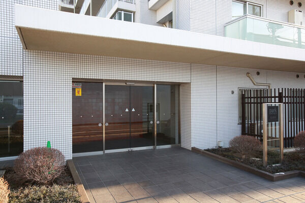 エントランスは街との接点となる重要な空間。		