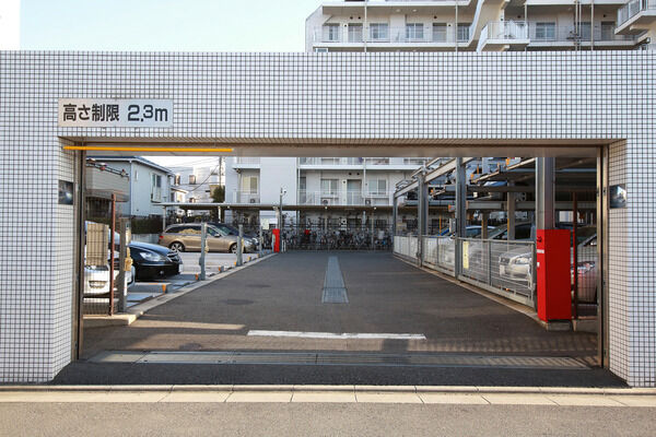 敷地内には、47台収容の駐車場を設置。入口はリングシャッターを採用。