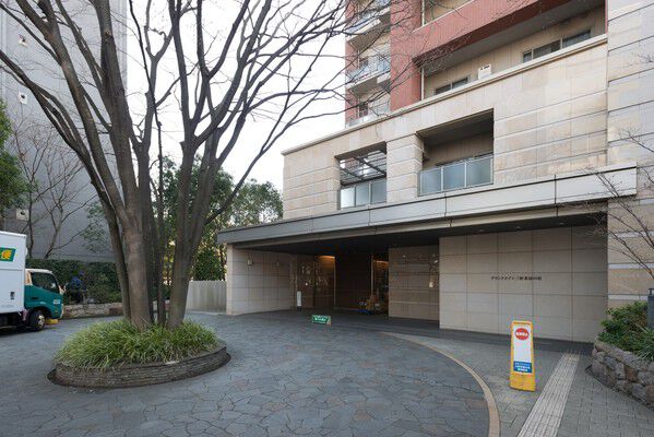 落葉樹のケヤキをシンボルツリーとしてエントランス車寄せ前に植栽。 落葉樹のケヤキをシンボルツリーとしてエントランス車寄せ前に植栽。