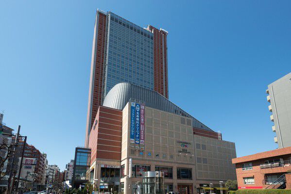 文化と行政の施設が入る「キャロットタワー」まで約710m(徒歩9分)。 文化と行政の施設が入る「キャロットタワー」まで約710m(徒歩9分)。