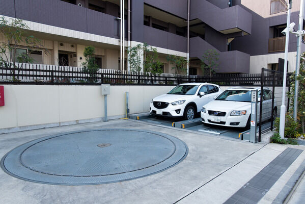 機械式12台、平置式3台と敷地内には駐車場を設置。