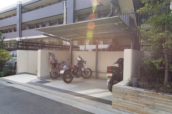 16台収容の自転車置き場を設置。