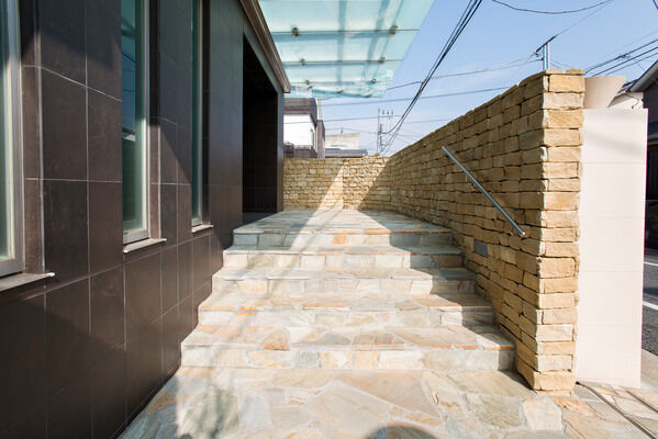 一階には、多目的に使えるプライベートテラスも設けています。