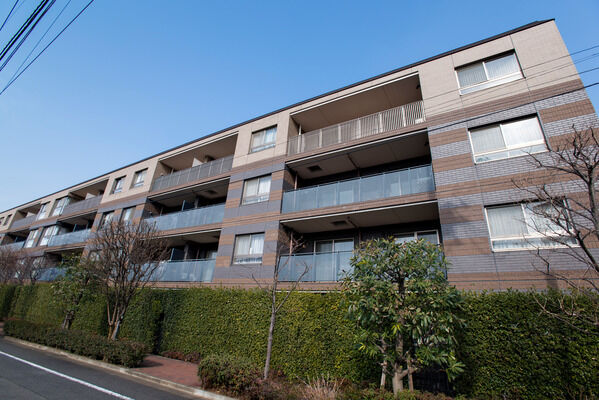 【パークコート学芸大学】二丁掛タイルとボーダータイルを用いた外観は、ヨーロッパの庭園邸宅をイメージ。