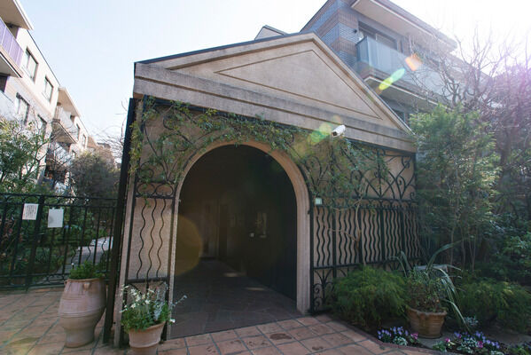 イギリスのモダンなムードと自然が調和した、英国式庭園。