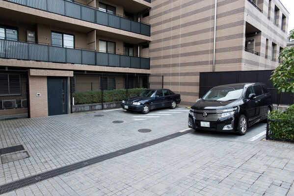 機械式36台、平置式7台収容の駐車場を設置。