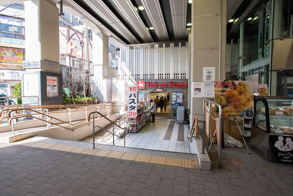 「学芸大学東急ストア」は、約650m（徒歩8分）。