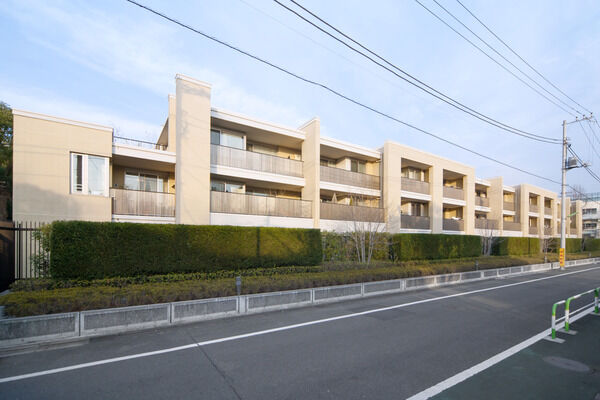 【パークコート成城】面と線を巧みにデザインした深みのある外観です。