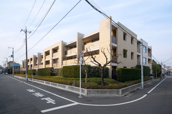 【パークコート成城】南西側からの外観。建築美へのこだわりは細部まで感じられます。