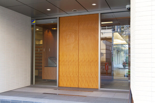 奥行きを感じさせるエントランス。上質なホスピタリティで出迎えます。