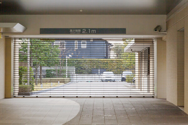 敷地内に設置された30台収容の駐車場入口には、リングシャッターを採用。